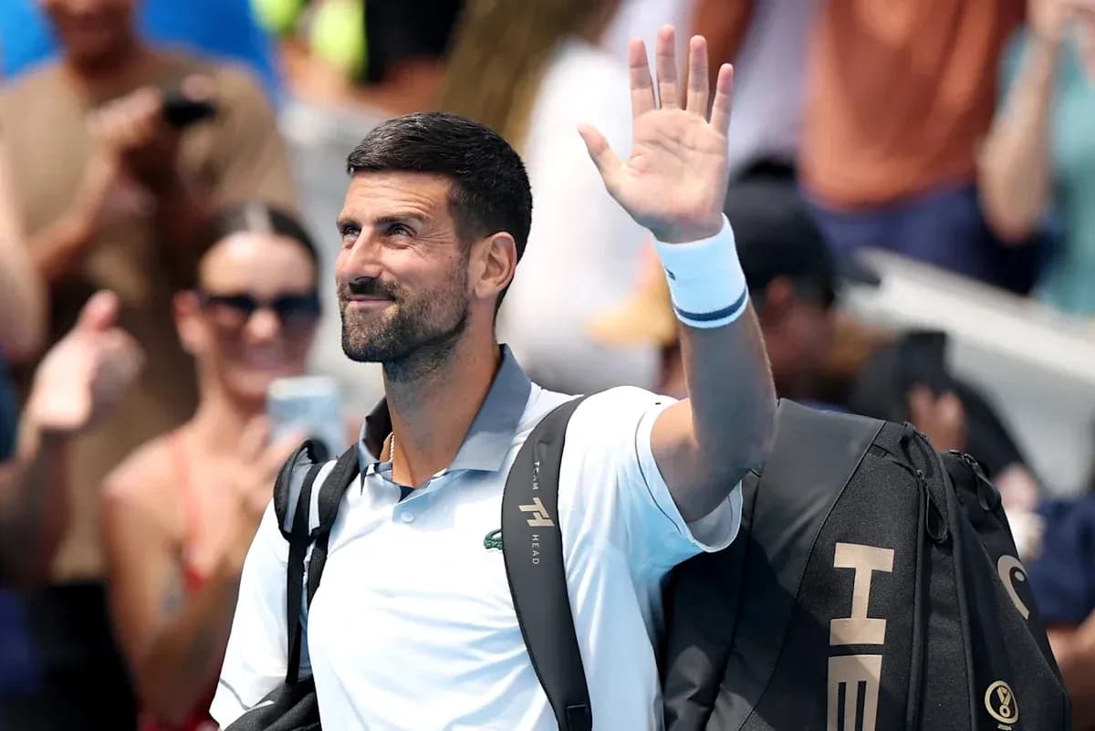 Jugador de tenis saludando al público después del partido Jugador de tenis saludando al público después del partido