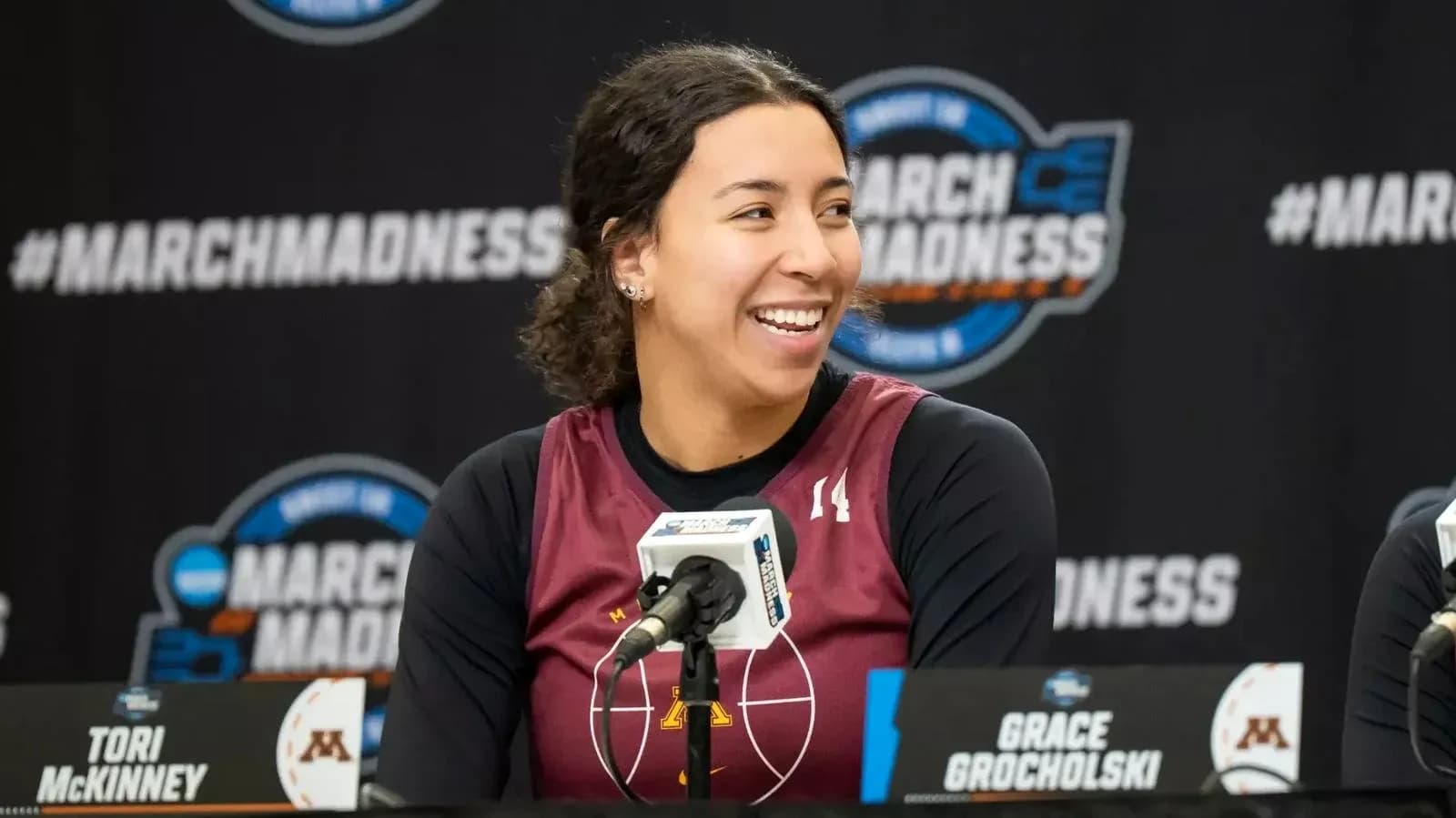 Tori McKinney sonriendo en conferencia de prensa Tori McKinney sonriendo en conferencia de prensa