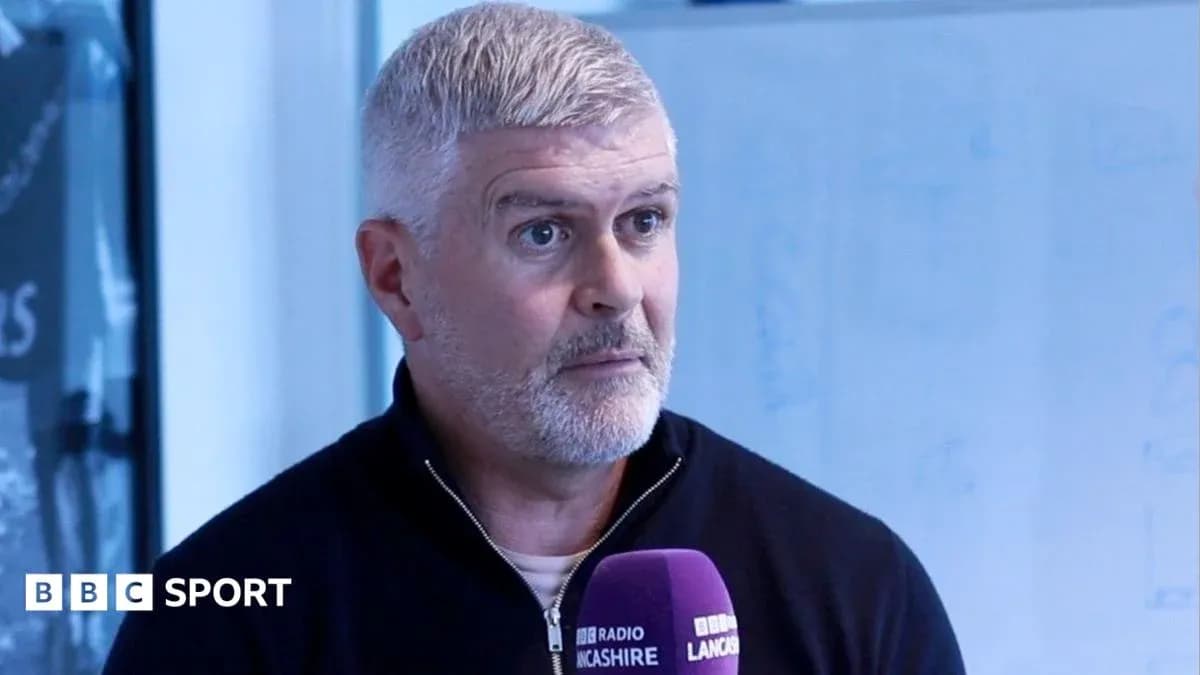 Hombre hablando en una entrevista de prensa Hombre hablando en una entrevista de prensa