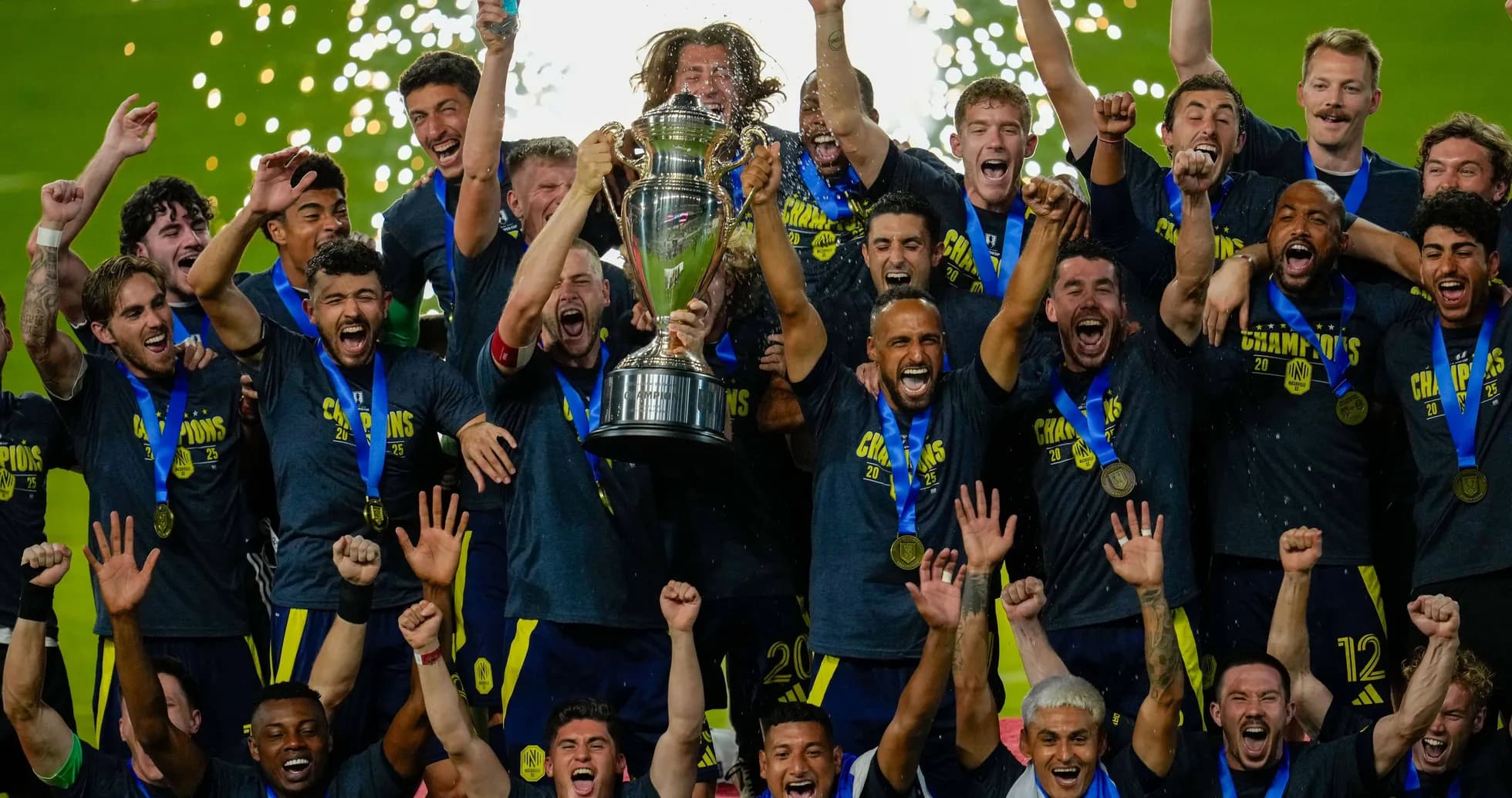 Equipo celebrando con trofeo y medallas de campeones Equipo celebrando con trofeo y medallas de campeones