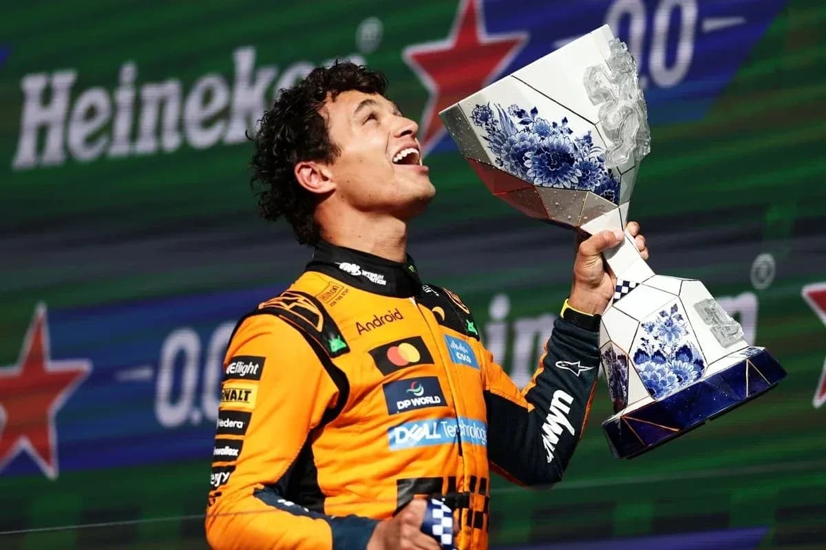 Piloto levantando trofeo en celebración en podio Piloto levantando trofeo en celebración en podio