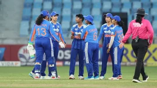 Jugadoras de cricket de India en reunión en el campo Jugadoras de cricket de India en reunión en el campo