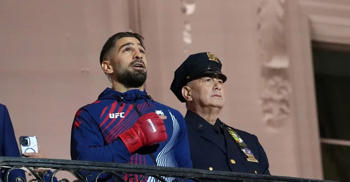 Luchador de UFC cantando el himno nacional con oficial Luchador de UFC cantando el himno nacional con oficial