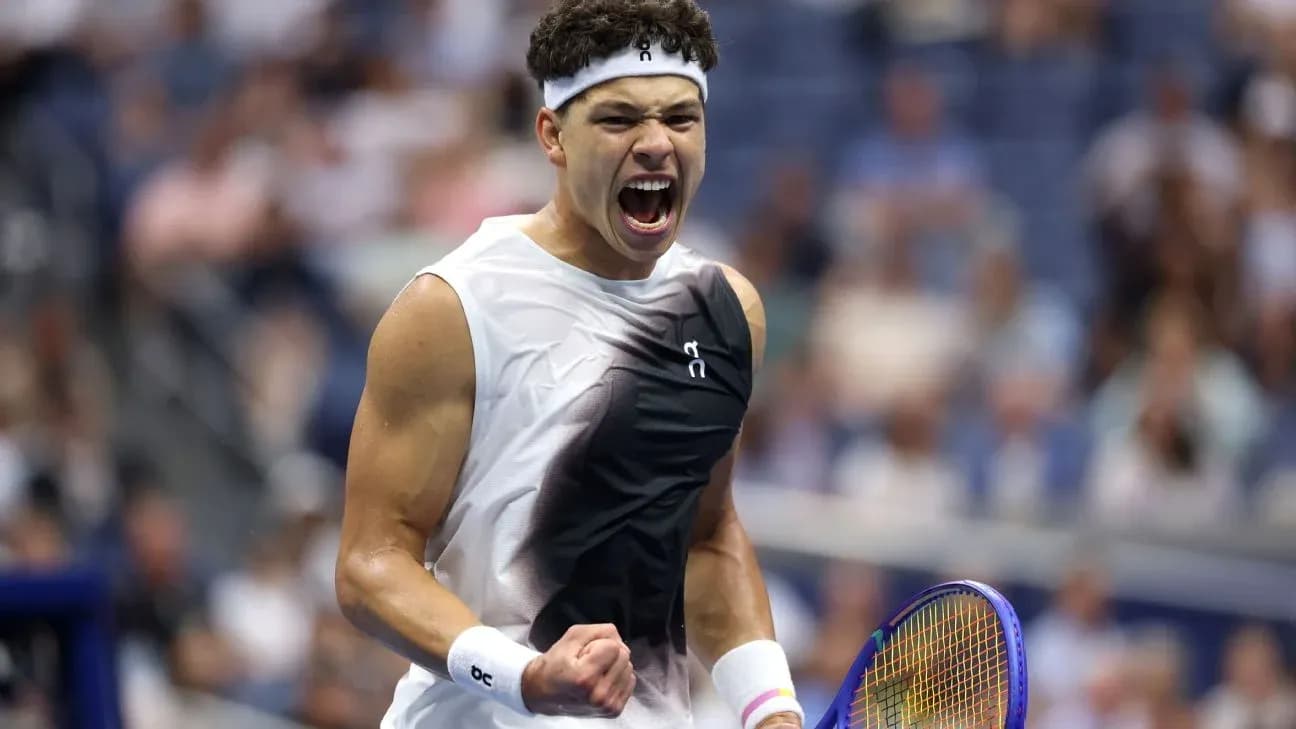 Jugador de tenis celebrando con raqueta en la mano Jugador de tenis celebrando con raqueta en la mano