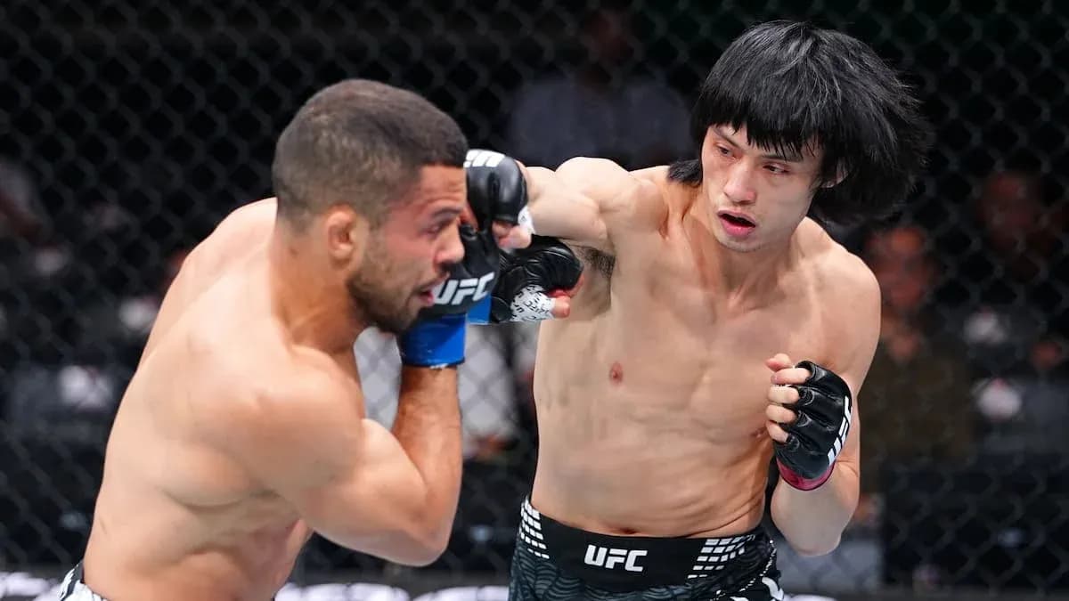 Peleador lanzando un golpe en pelea de UFC Peleador lanzando un golpe en pelea de UFC