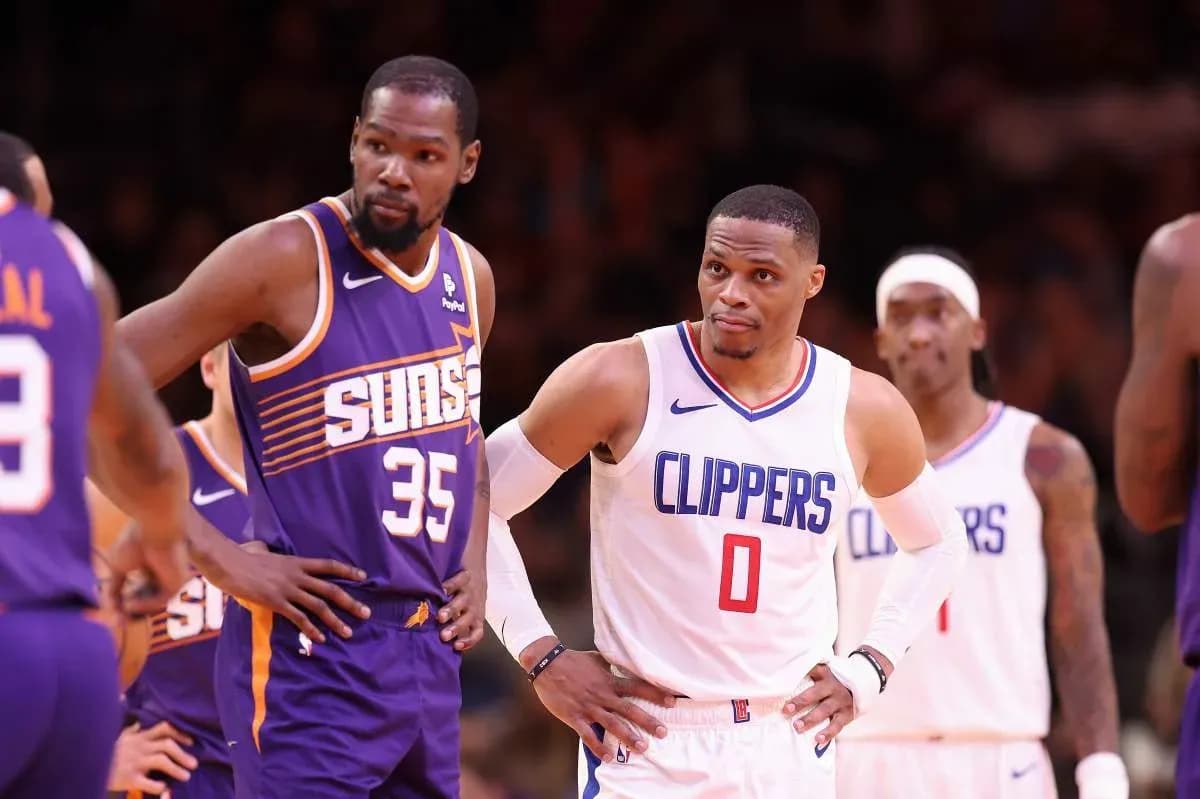 Jugadores de los Clippers y Suns en la cancha Jugadores de los Clippers y Suns en la cancha