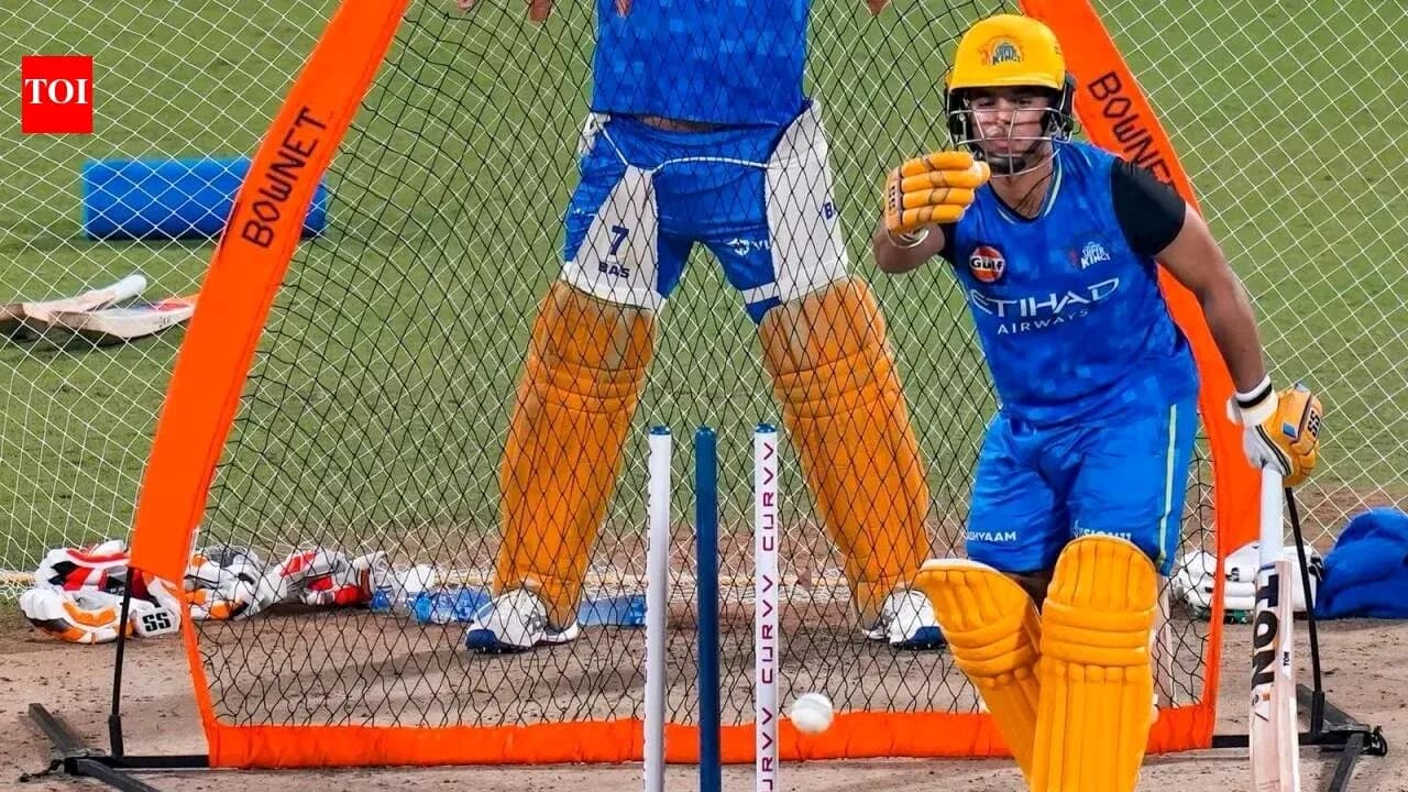 Jugador bateando en una sesión de entrenamiento de cricket Jugador bateando en una sesión de entrenamiento de cricket