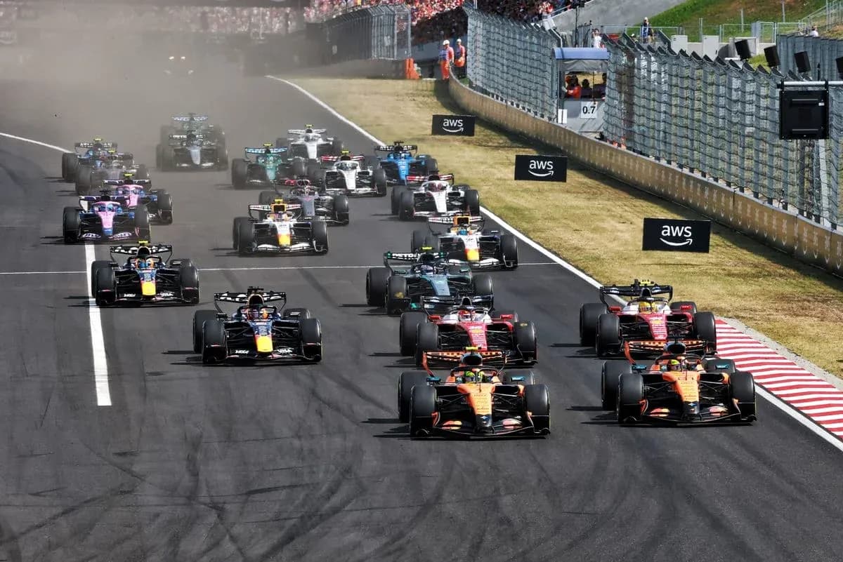Varios coches de Fórmula 1 compitiendo en la pista Varios coches de Fórmula 1 compitiendo en la pista