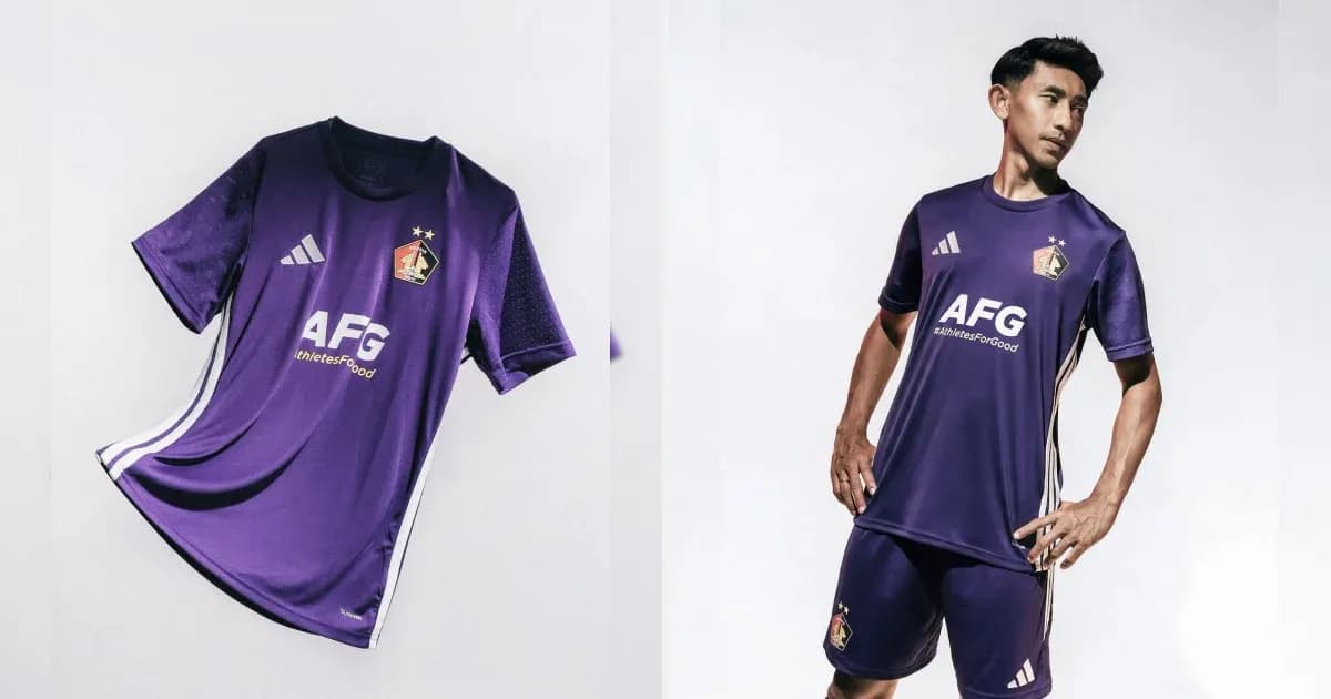 Jugador vistiendo uniforme morado de fútbol Jugador vistiendo uniforme morado de fútbol