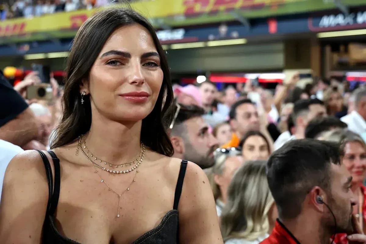 Mujer en el público durante evento deportivo Mujer en el público durante evento deportivo