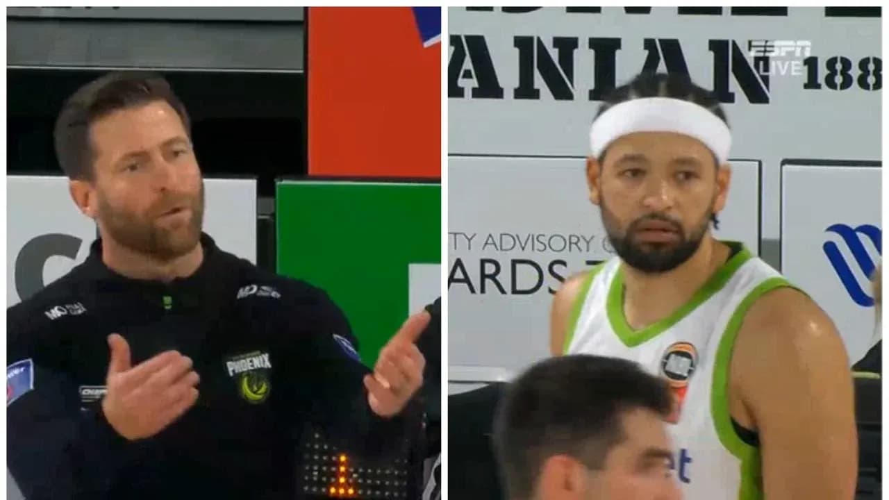 Entrenador hablando mientras jugador observa partido Entrenador hablando mientras jugador observa partido