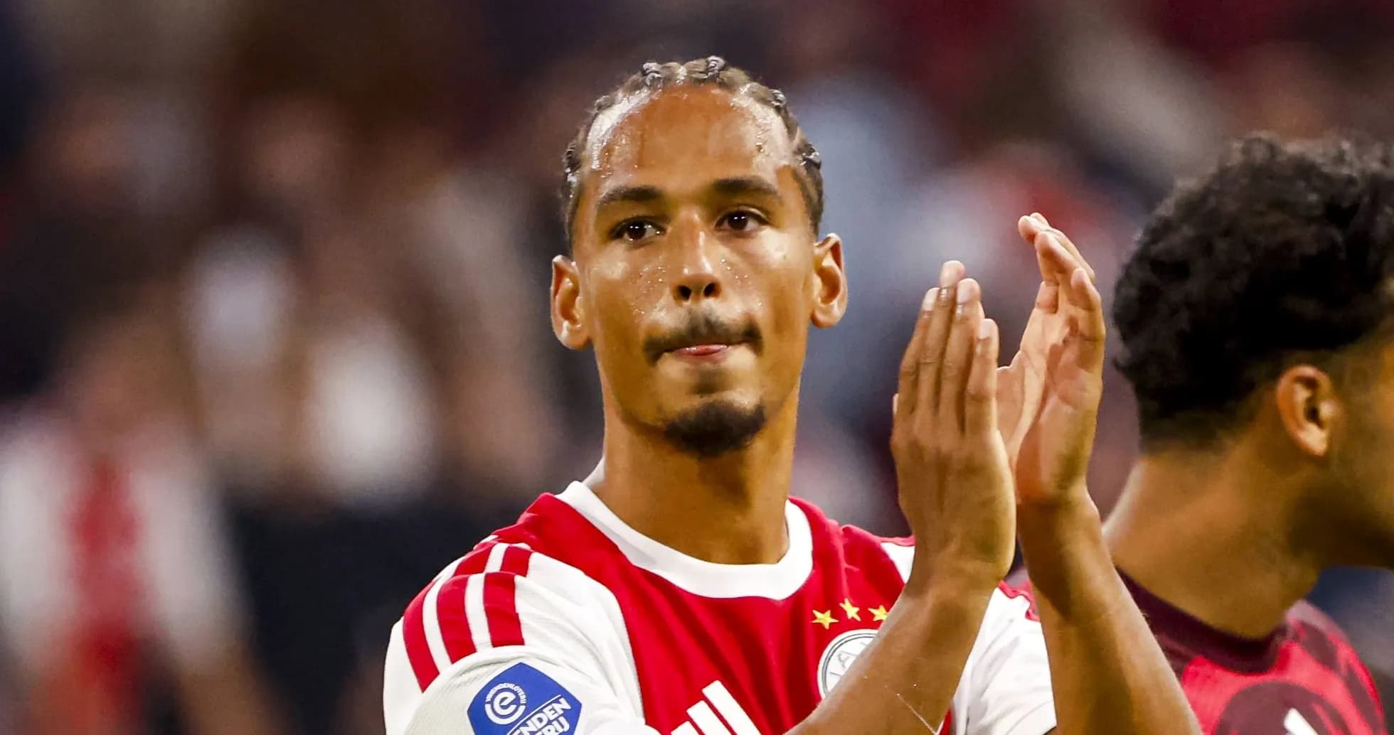 Jugador de Ajax aplaudiendo tras el partido Jugador de Ajax aplaudiendo tras el partido
