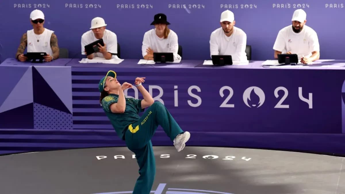 Atleta lanzando un disco en evento de París 2024 Atleta lanzando un disco en evento de París 2024