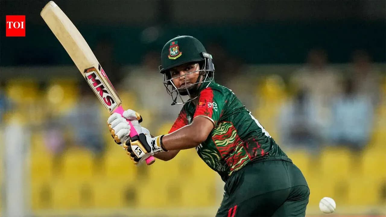 Jugador de cricket de Bangladesh bateando una pelota Jugador de cricket de Bangladesh bateando una pelota