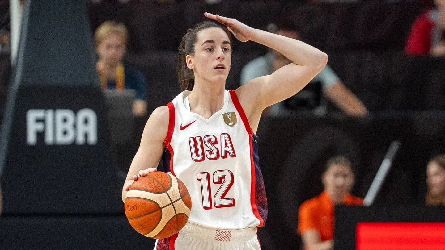 Jugadora de baloncesto de USA con balón en mano Jugadora de baloncesto de USA con balón en mano