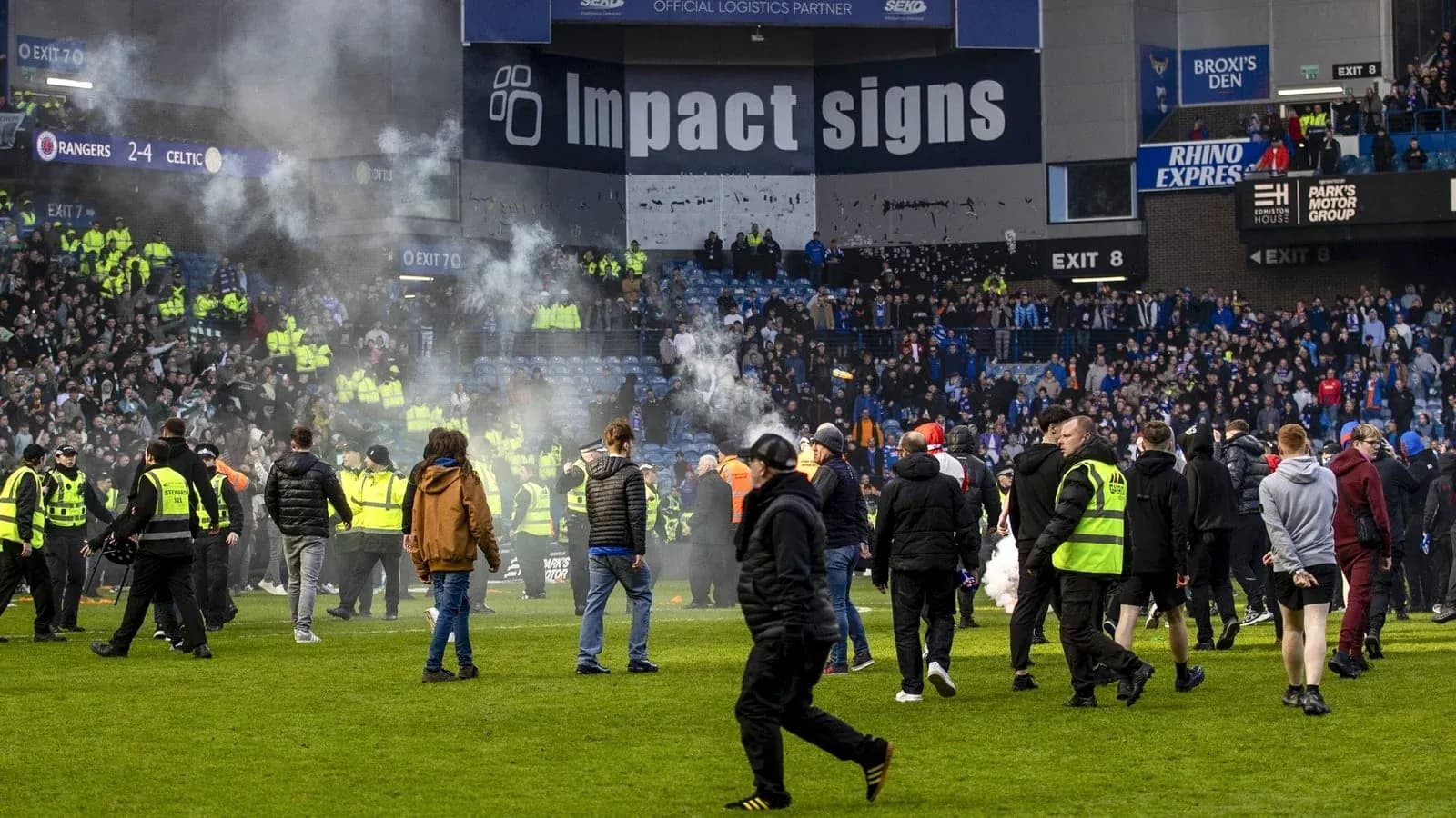 Aficionados en el campo tras un partido Aficionados en el campo tras un partido