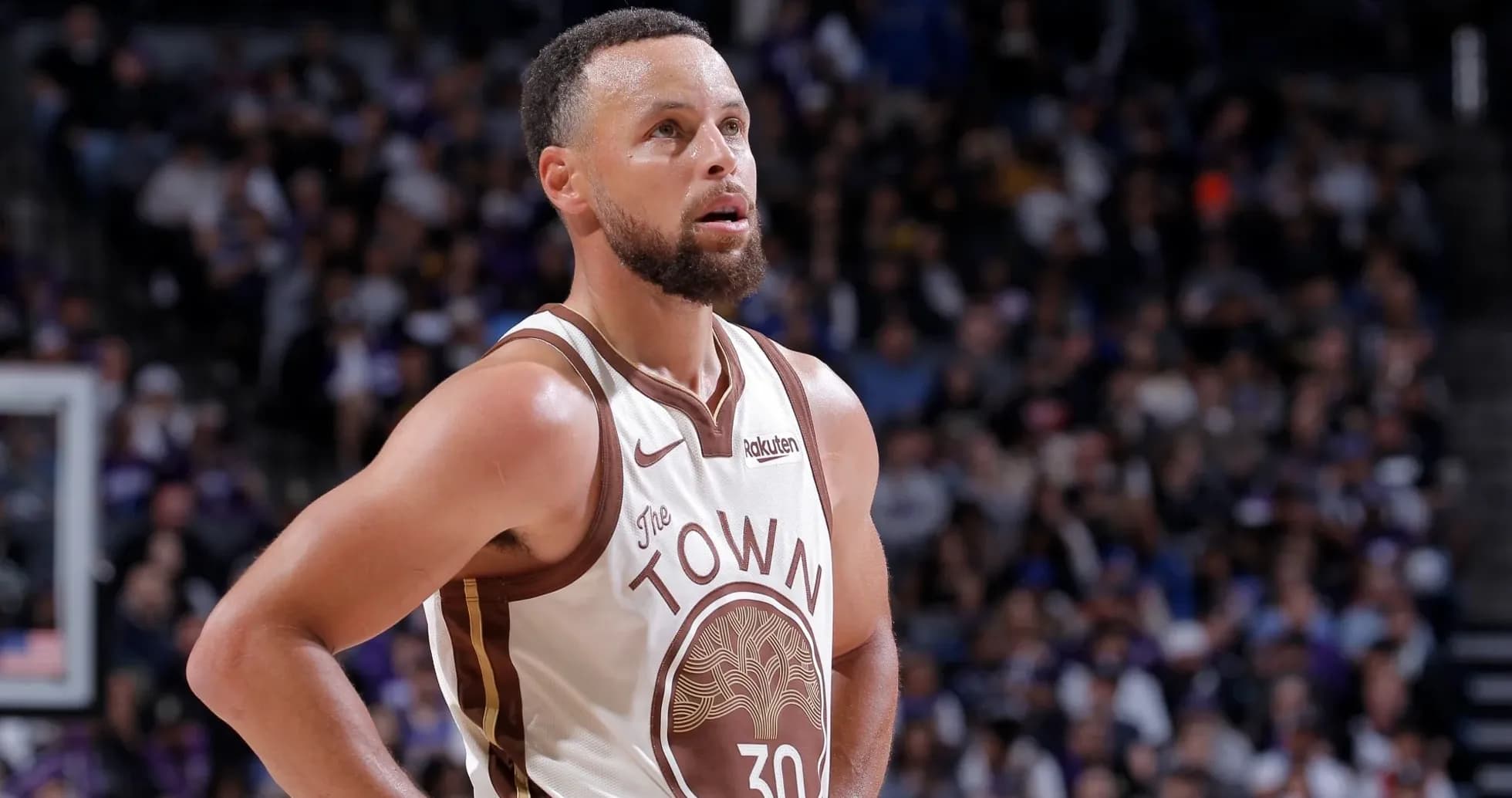 Jugador con uniforme de los Golden State Warriors en cancha Jugador con uniforme de los Golden State Warriors en cancha