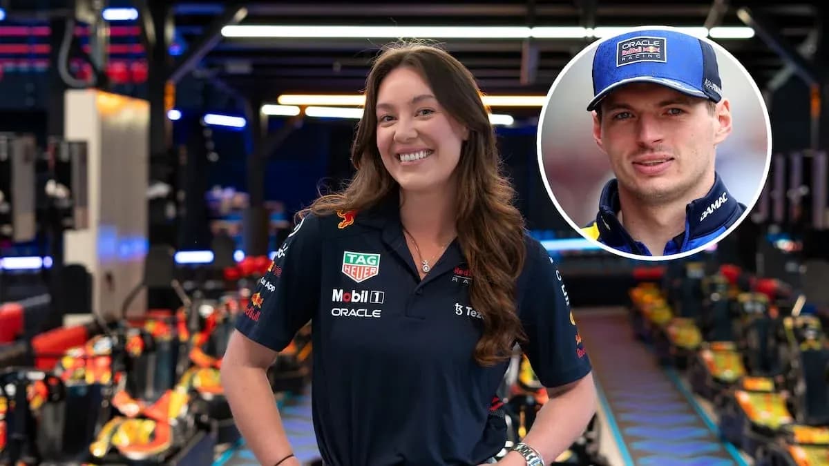 Mujer sonriendo en garaje de Red Bull Racing Mujer sonriendo en garaje de Red Bull Racing