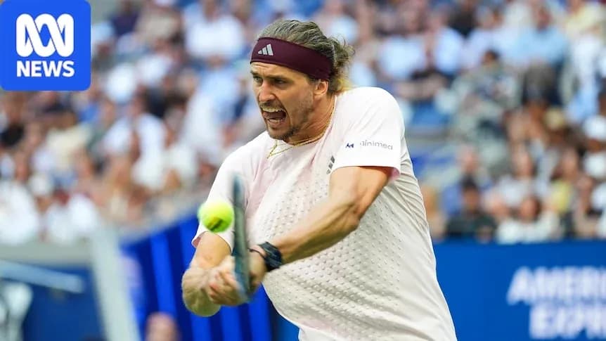 Jugador golpeando una pelota de tenis en partido Jugador golpeando una pelota de tenis en partido