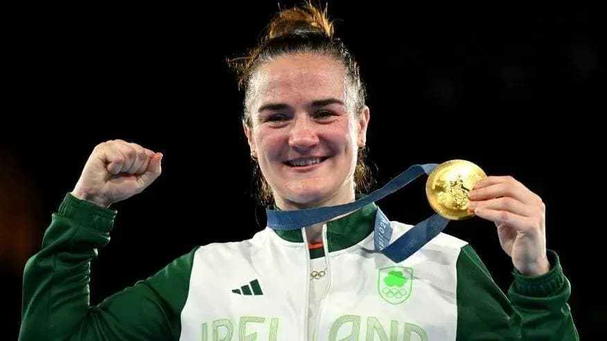 Atleta irlandesa sosteniendo medalla de oro Atleta irlandesa sosteniendo medalla de oro