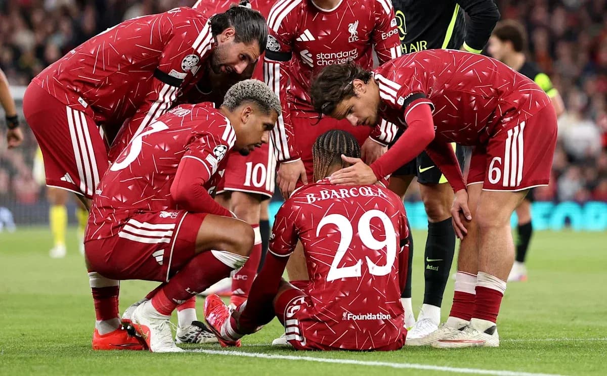 Jugadores de Liverpool rodeando a un compañero caído Jugadores de Liverpool rodeando a un compañero caído