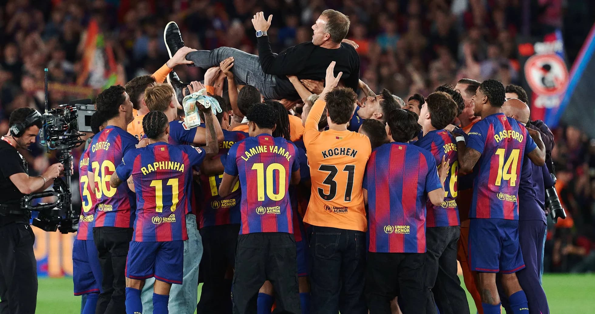 Jugadores del FC Barcelona celebrando con su entrenador Jugadores del FC Barcelona celebrando con su entrenador