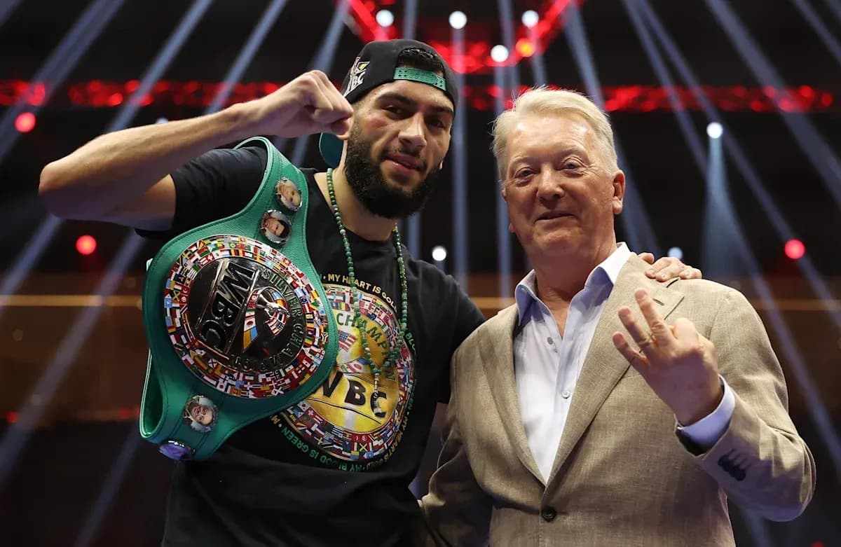Boxeador con cinturón WBC y promotor en el ring Boxeador con cinturón WBC y promotor en el ring