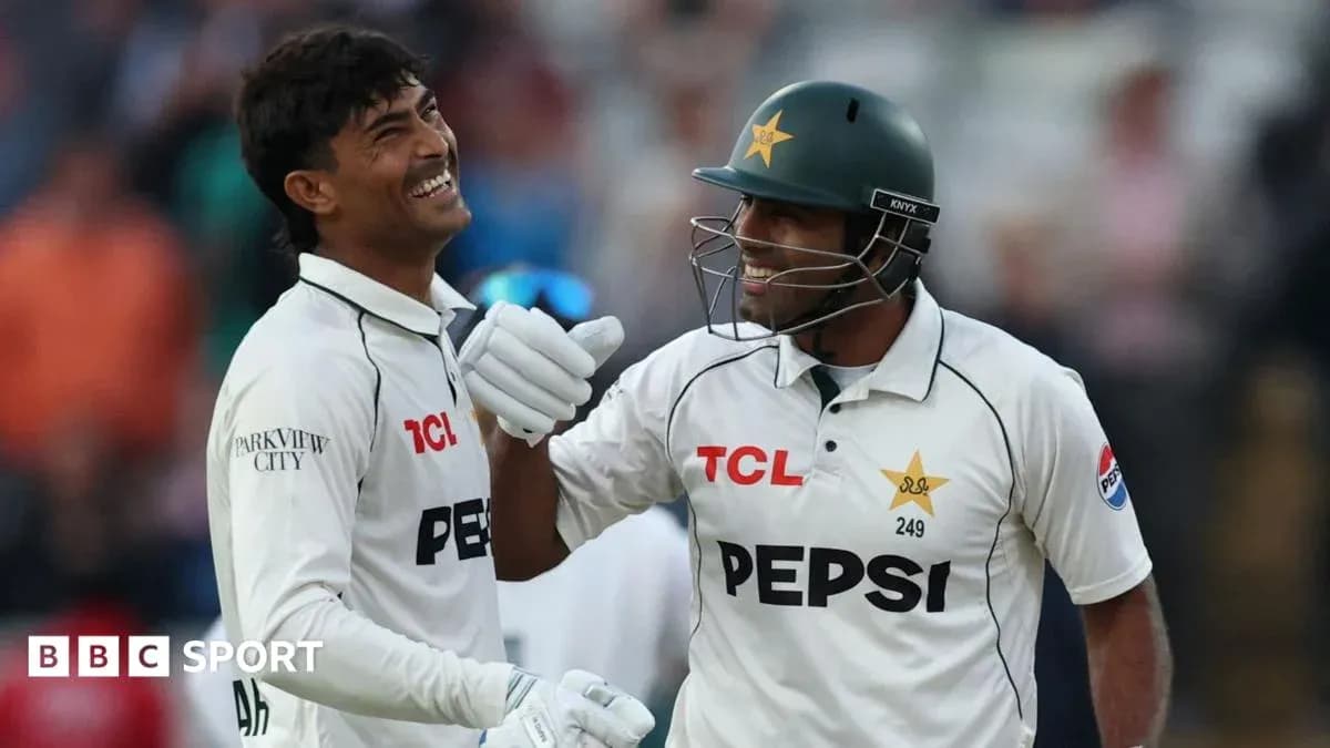 Jugadores de críquet de Pakistán celebrando en el campo Jugadores de críquet de Pakistán celebrando en el campo