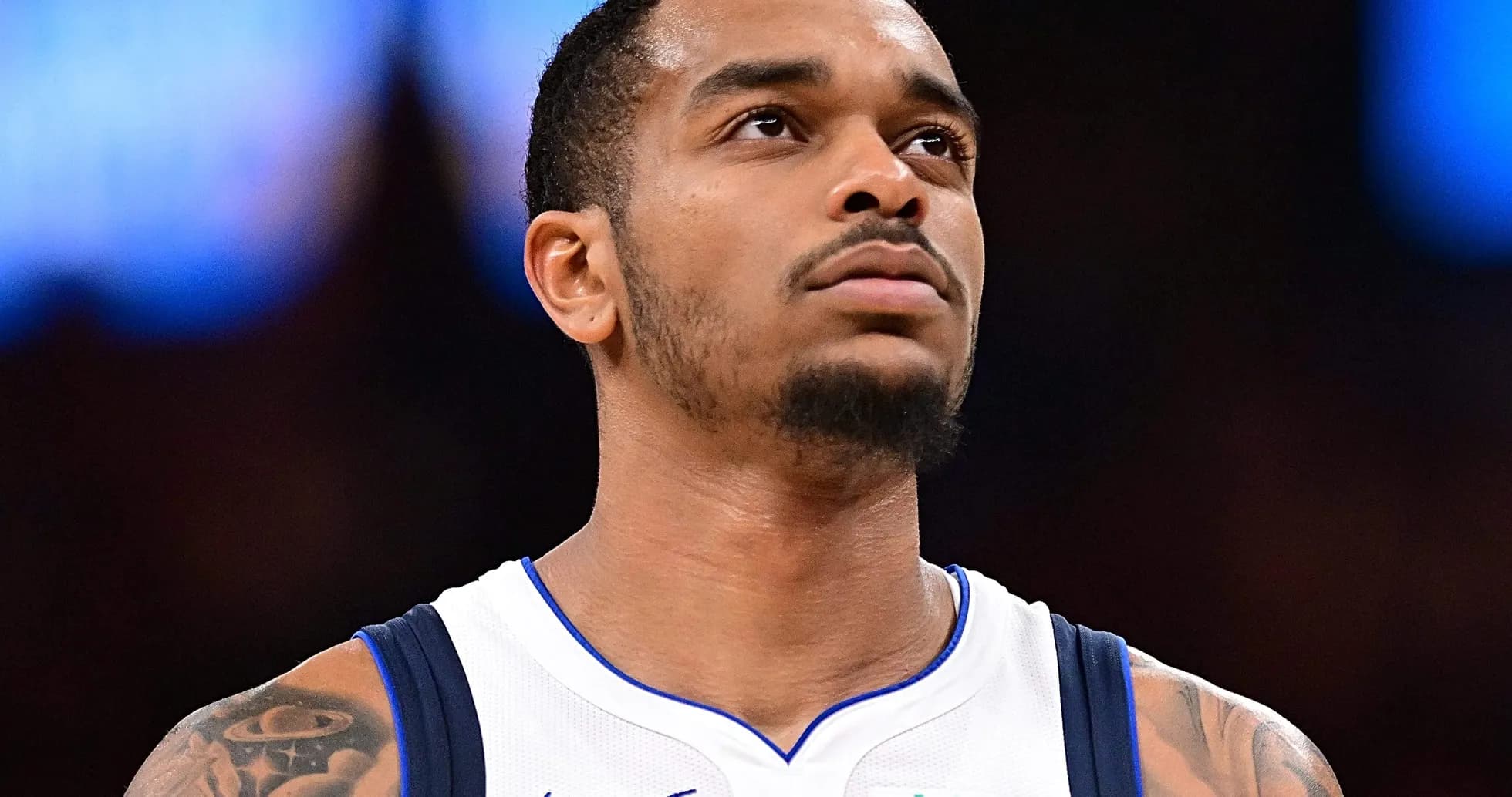 Jugador de los Dallas Mavericks en la cancha Jugador de los Dallas Mavericks en la cancha