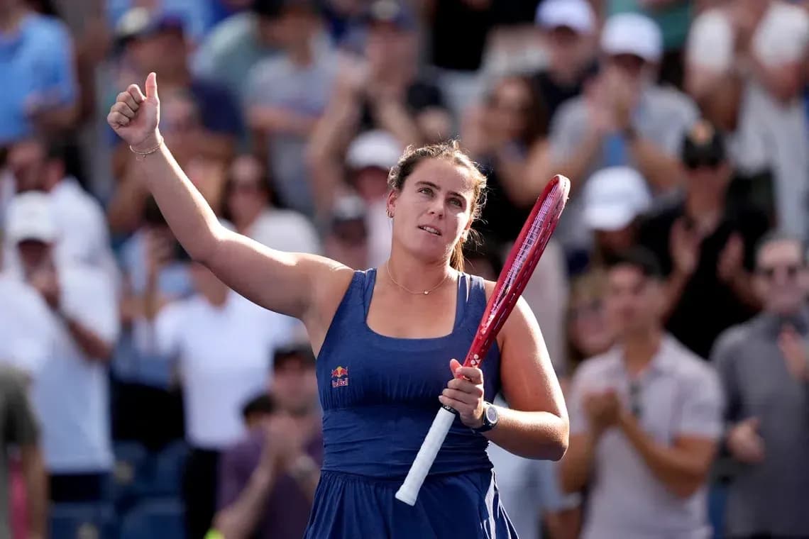 Jugadora de tenis saludando al público tras el partido Jugadora de tenis saludando al público tras el partido