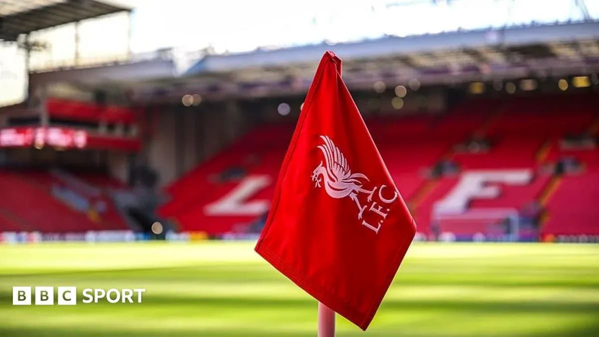 Bandera de córner del Liverpool en Anfield Bandera de córner del Liverpool en Anfield
