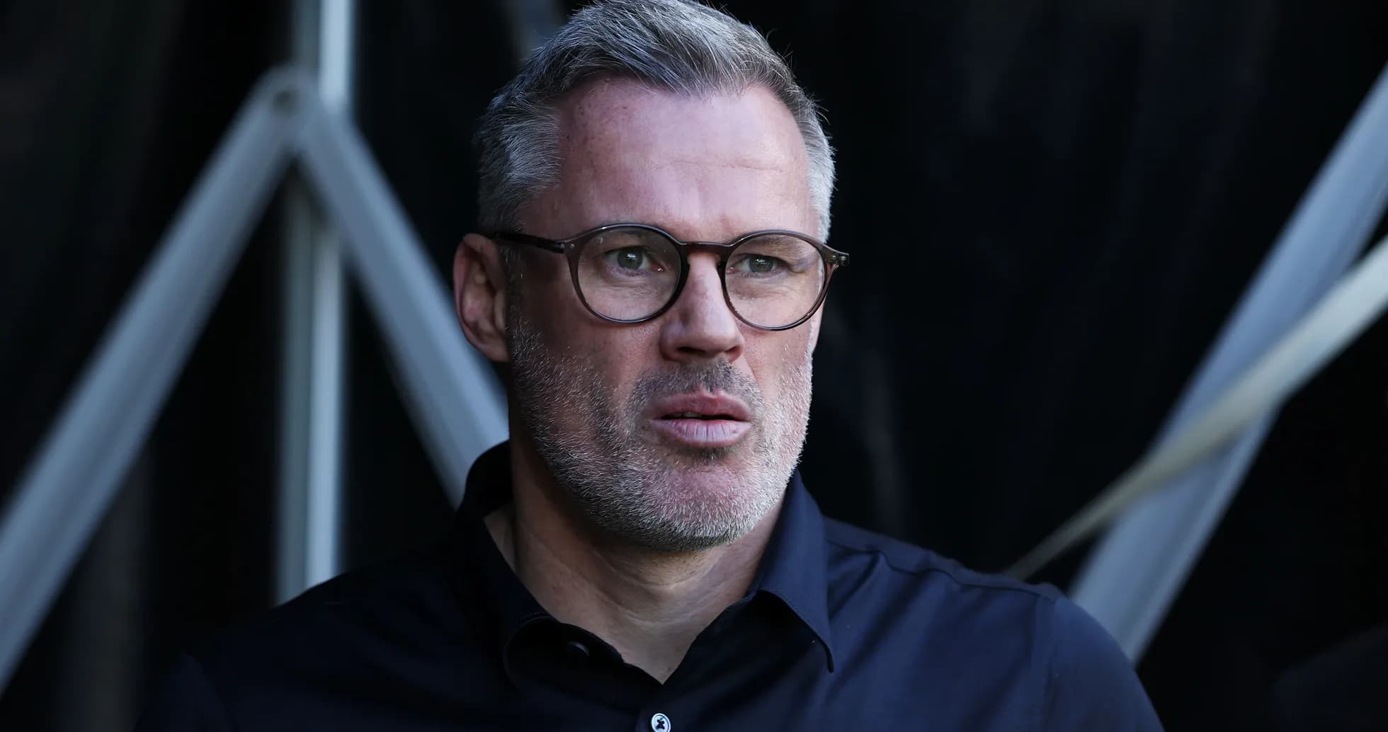 Hombre con gafas en un entorno oscuro Hombre con gafas en un entorno oscuro