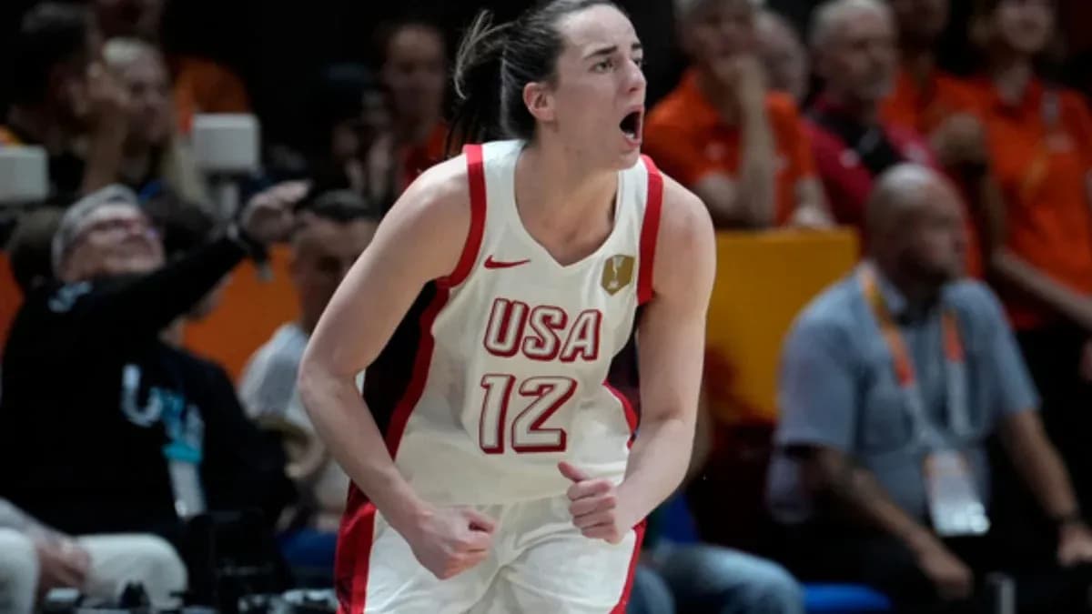 Jugadora de baloncesto de USA celebrando una jugada Jugadora de baloncesto de USA celebrando una jugada