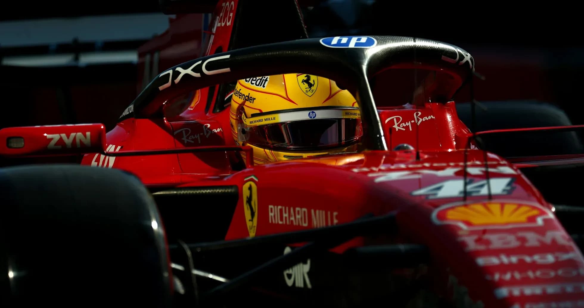 Piloto de Ferrari en el monoplaza durante carrera Piloto de Ferrari en el monoplaza durante carrera