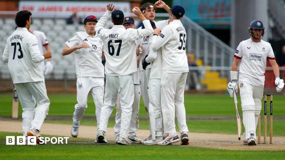 Jugadores celebrando un wicket en partido de cricket Jugadores celebrando un wicket en partido de cricket