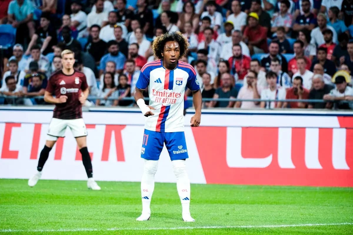 Jugador de Lyon en acción durante un partido Jugador de Lyon en acción durante un partido