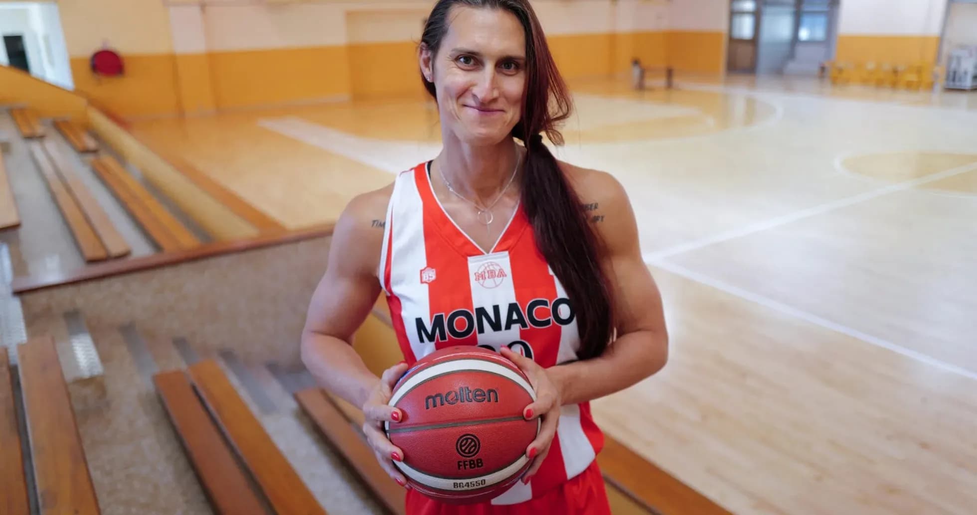 Jugadora de baloncesto de Mónaco sosteniendo un balón Jugadora de baloncesto de Mónaco sosteniendo un balón