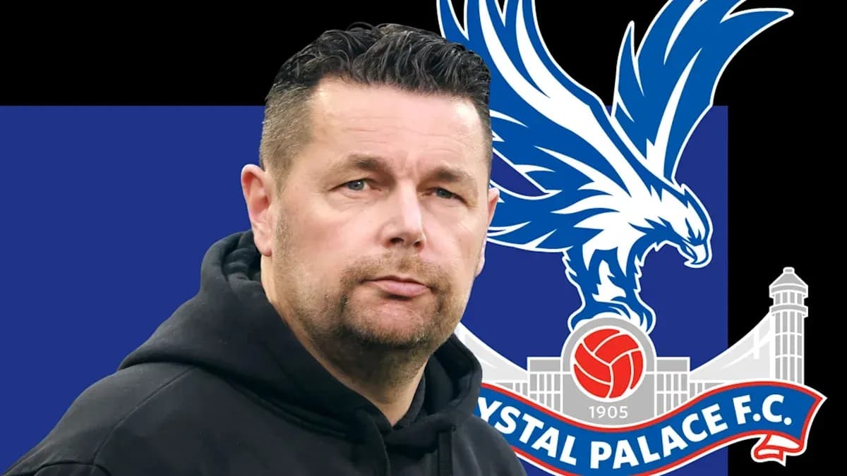 Entrenador de Crystal Palace frente al logotipo del club Entrenador de Crystal Palace frente al logotipo del club
