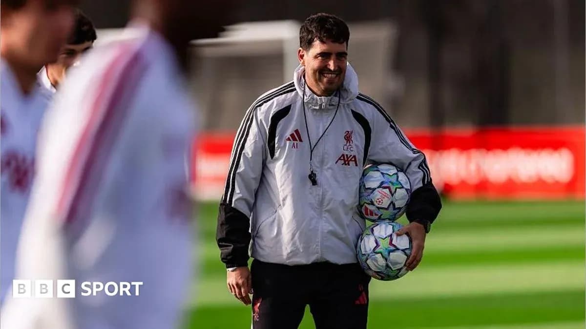 Entrenador de Liverpool llevando balones en entrenamiento Entrenador de Liverpool llevando balones en entrenamiento