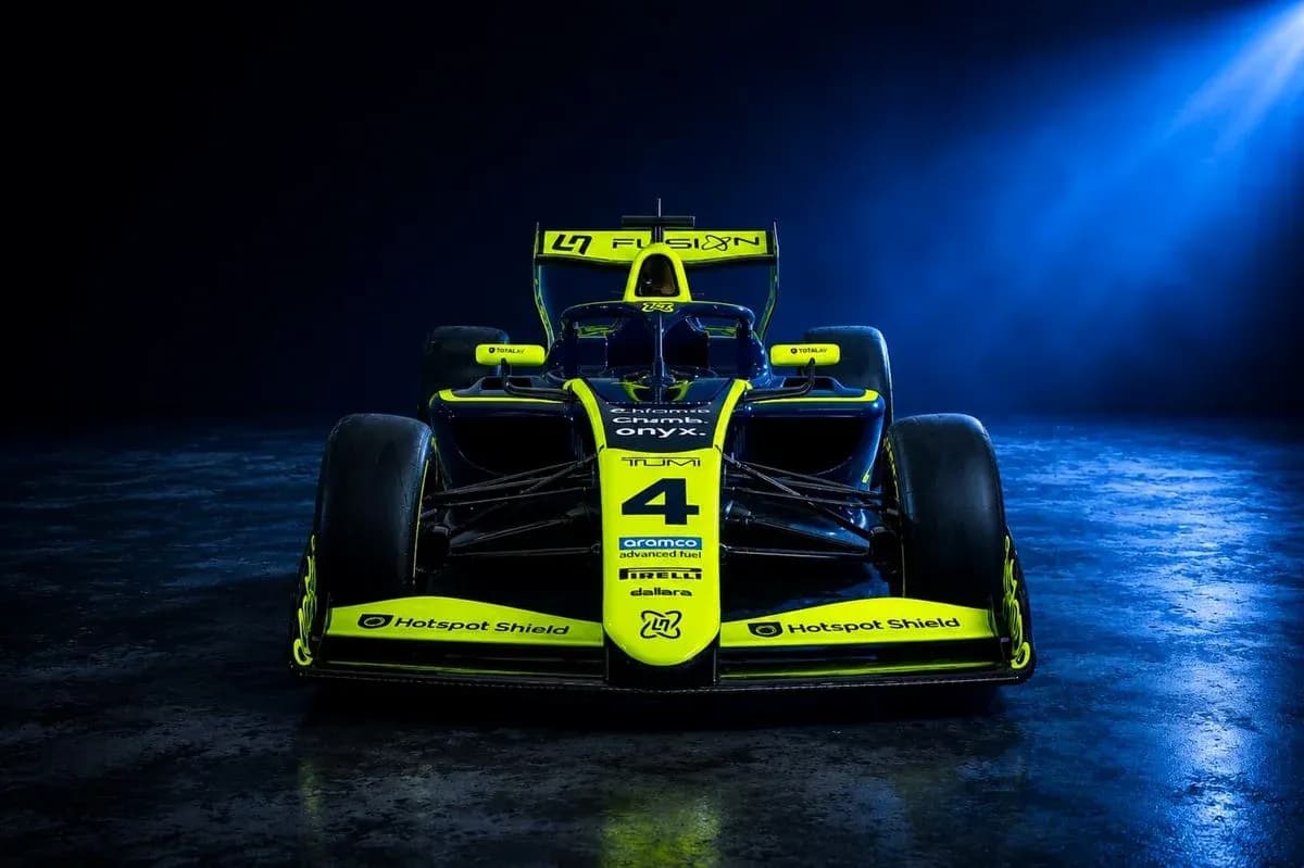 Coche de carreras con diseño amarillo y negro Coche de carreras con diseño amarillo y negro