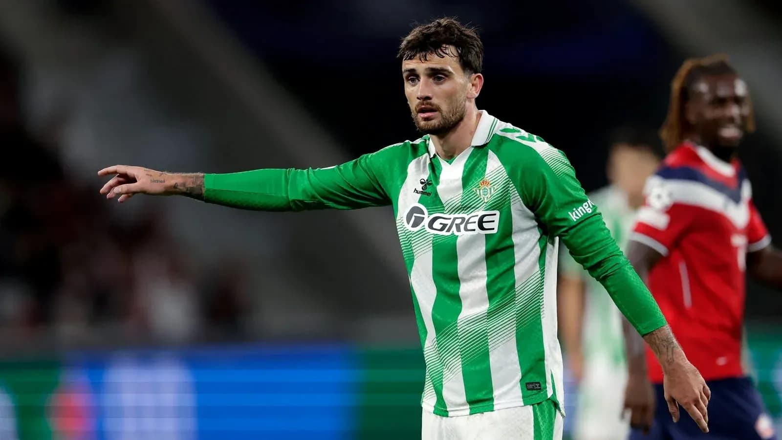 Jugador de Real Betis dirigiendo durante el partido Jugador de Real Betis dirigiendo durante el partido