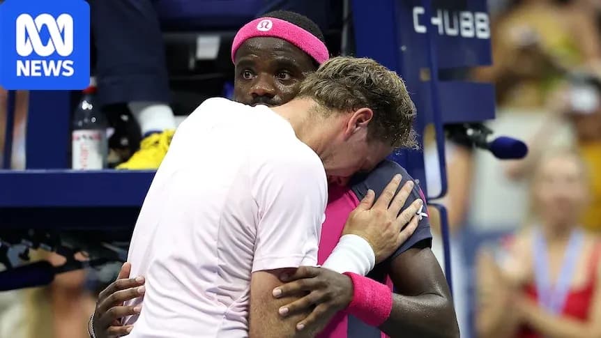 Jugadores abrazándose durante un partido de tenis Jugadores abrazándose durante un partido de tenis