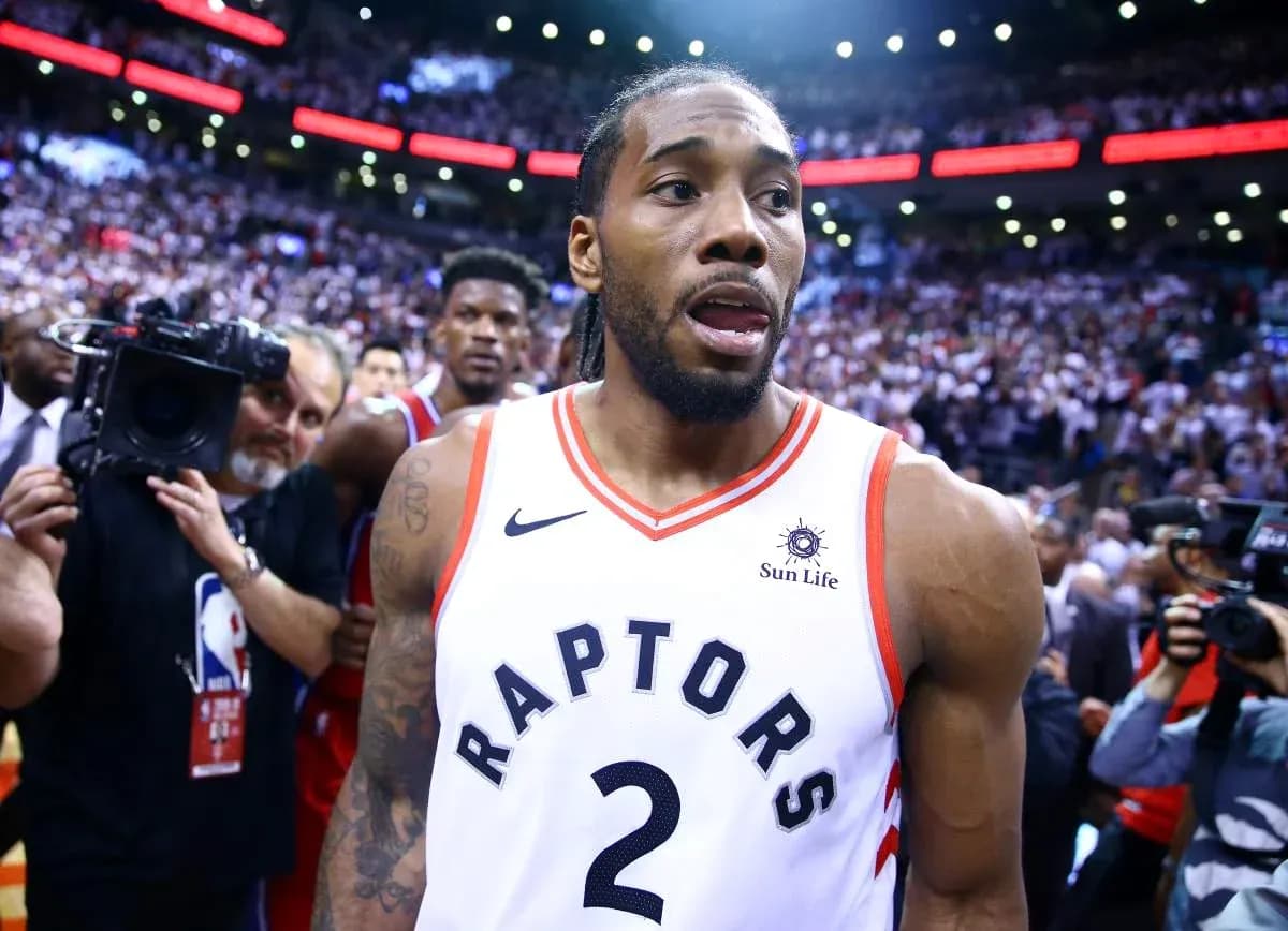 Kawhi Leonard saliendo de la cancha tras el partido Kawhi Leonard saliendo de la cancha tras el partido