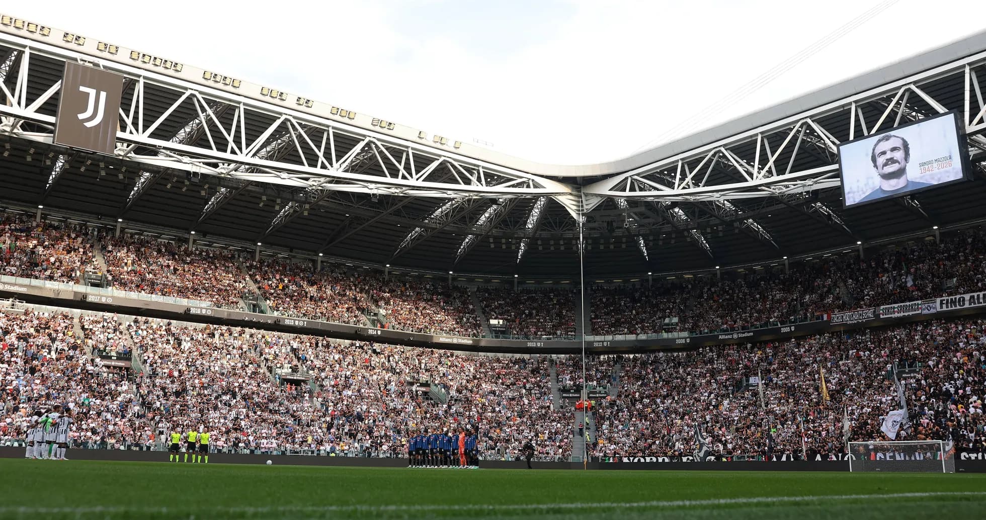 Jugadores alineados en el Allianz Stadium lleno de público Jugadores alineados en el Allianz Stadium lleno de público