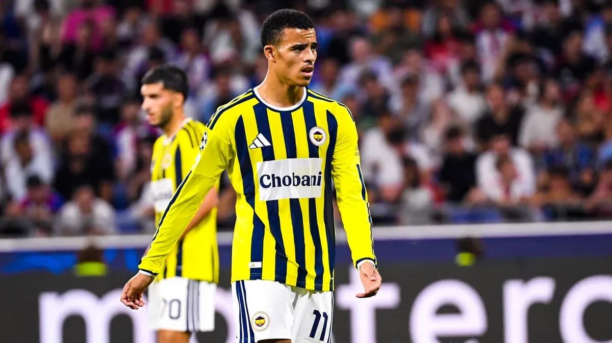 Jugador de Fenerbahçe en partido de fútbol Jugador de Fenerbahçe en partido de fútbol