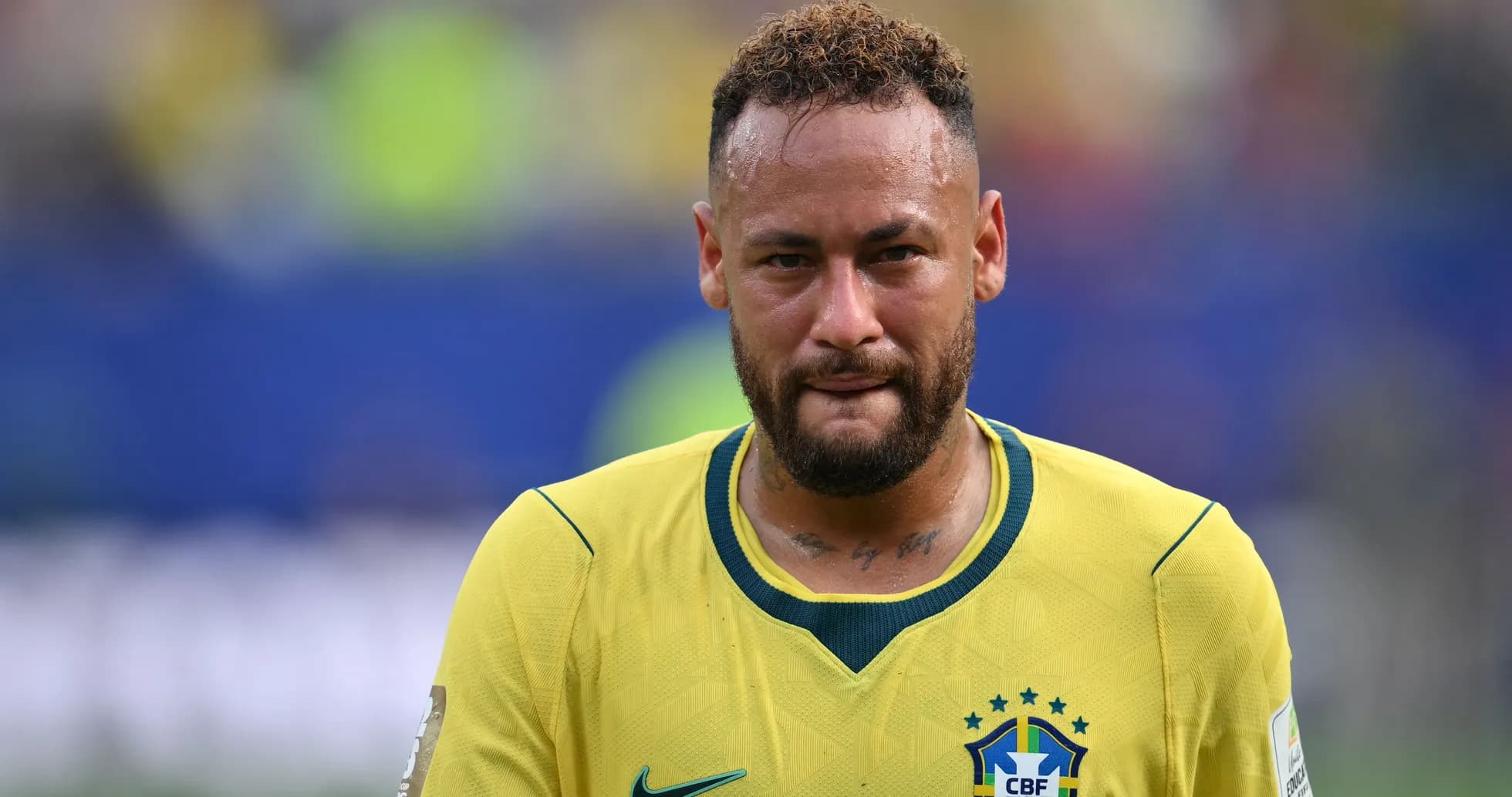 Neymar caminando con camiseta de Brasil después del partido Neymar caminando con camiseta de Brasil después del partido