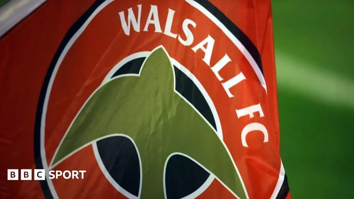 Bandera de Walsall FC con logotipo en primer plano Bandera de Walsall FC con logotipo en primer plano