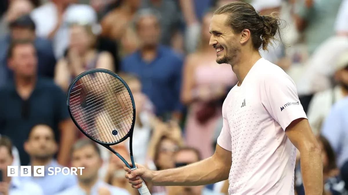Jugador de tenis sonriendo con una raqueta en mano Jugador de tenis sonriendo con una raqueta en mano