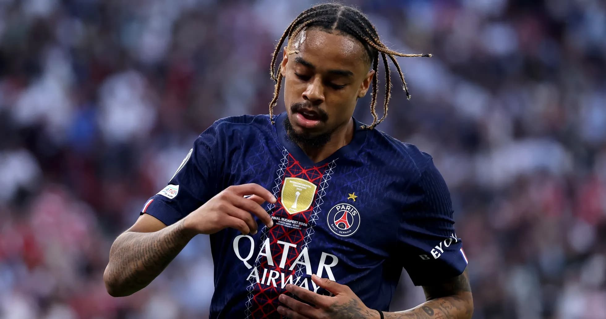 Jugador de PSG mostrando el escudo en su camiseta Jugador de PSG mostrando el escudo en su camiseta