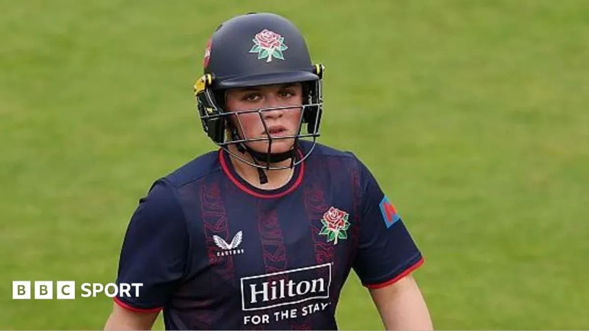 Jugador de cricket con casco y uniforme de Lancashire Jugador de cricket con casco y uniforme de Lancashire